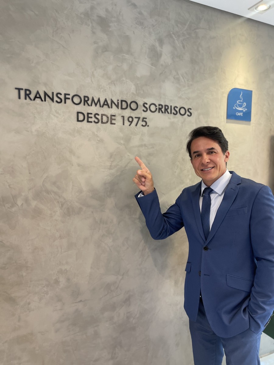 Especialista em Implantes Dentários