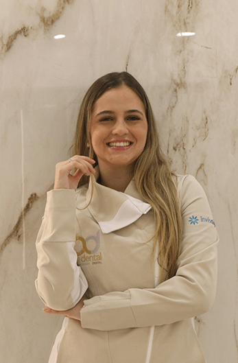 ESPECIALISTA EM DIAGNÓSTICO E PÓS GRADUANDA EM DENTÍSTICA E PRÓTESE