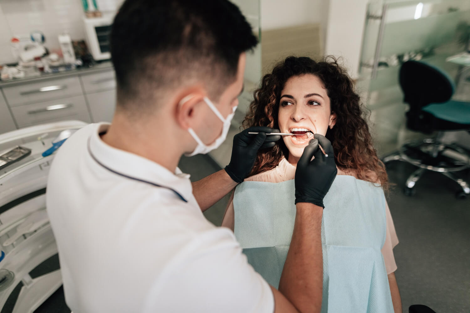 Dentista examina paciente com dor em dente com canal tratado na Clínica Arte Dental, localizada no Tatuapé.