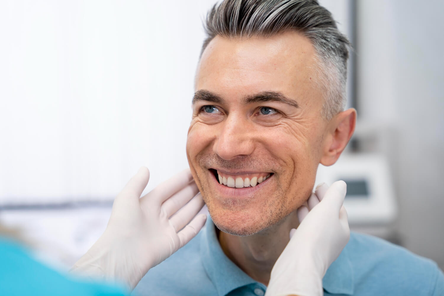 Paciente sorrindo em consulta na Clínica Arte Dental no Jd Anália Franco, avaliando enxerto ósseo para colocar implante dentário.