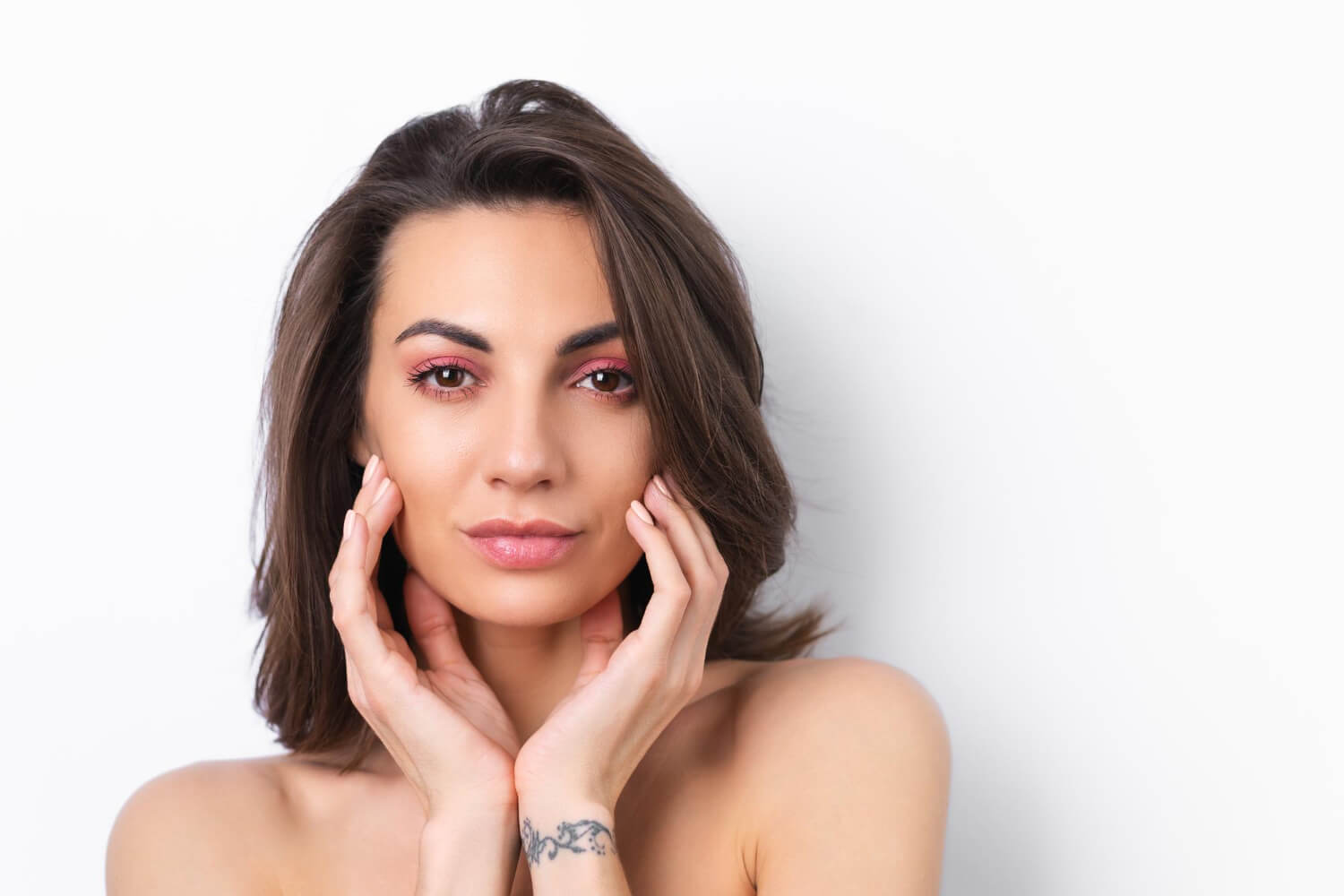 Mulher jovem com bochechas definidas e contorno facial harmônico após cirurgia de bichectomia na Clínica Arte Dental no Jardim Anália Franco.