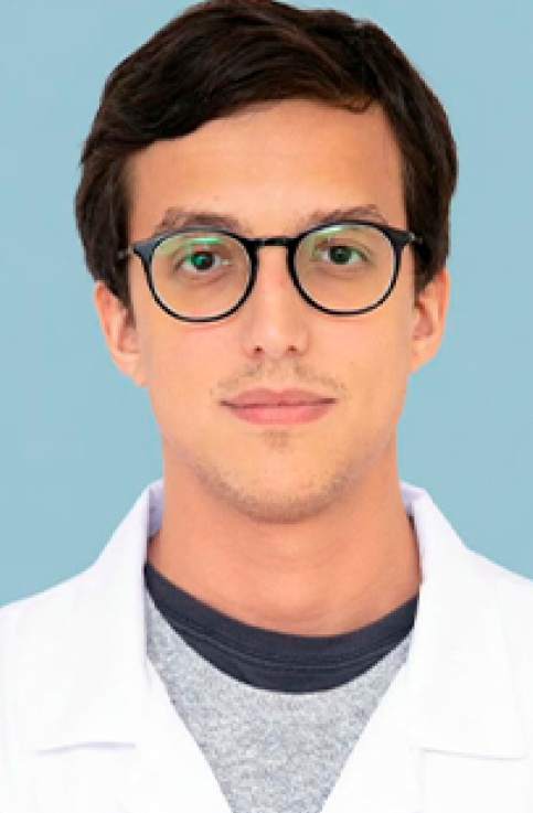 Especialista em cirurgia bucomaxilofacial e implantodontia, o Dr. Gustavo alia expertise cirúrgica e visão reabilitadora para oferecer procedimentos seguros, precisos e com recuperação mais tranquila. Seu trabalho garante ao paciente o melhor resultado tanto funcional quanto estético