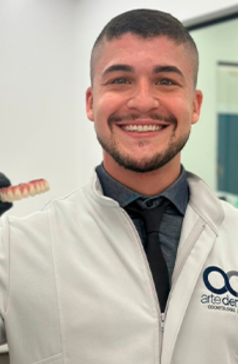 Especialista em carga imediata e prótese protocolo, o Dr. Igor atua na reabilitação oral completa com implantes devolvendo função e estética ao paciente de forma ágil e segura. Com domínio técnico e planejamento digital, ele conduz casos complexos com precisão e cuidado em cada etapa do tratamento